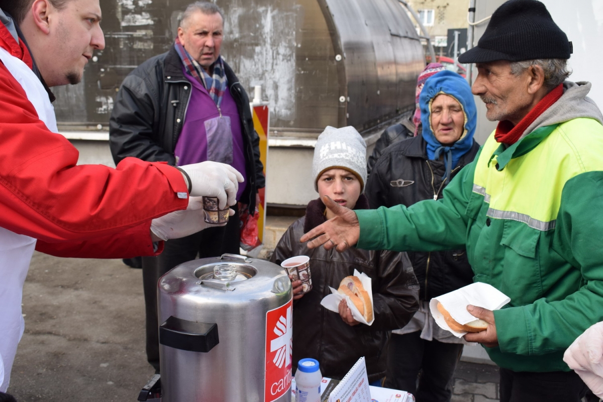 Caritas Catolica a distribuit pâine cu untură și ceai 